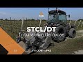 La trituradora de piedras FAE en un viñedo con un tractor Landini REX4