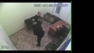 Начальник патрульной полиции Измаила избивает задержанного