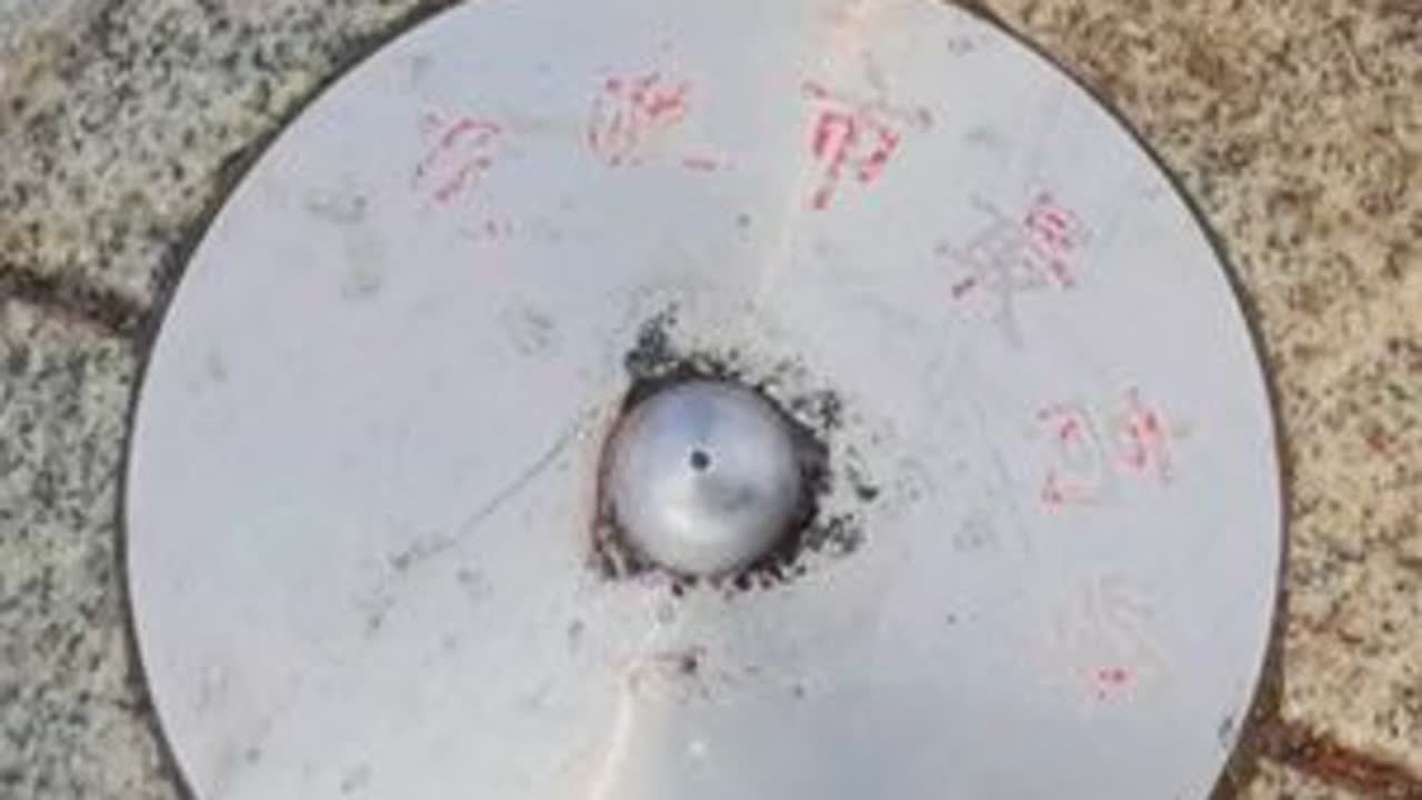 2026年的第一场雪，登顶宁波最高峰，海拔985米 2026年的第一场雪，1月2日，登临宁波市的最高峰，青虎湾岗，包括东尖、主峰和西尖三个山头，其中西尖海拔985米，是宁波市内的最高点。西尖山...