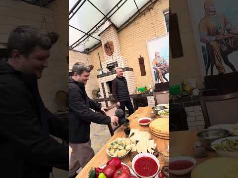 Шикарный стол и лучшая компания