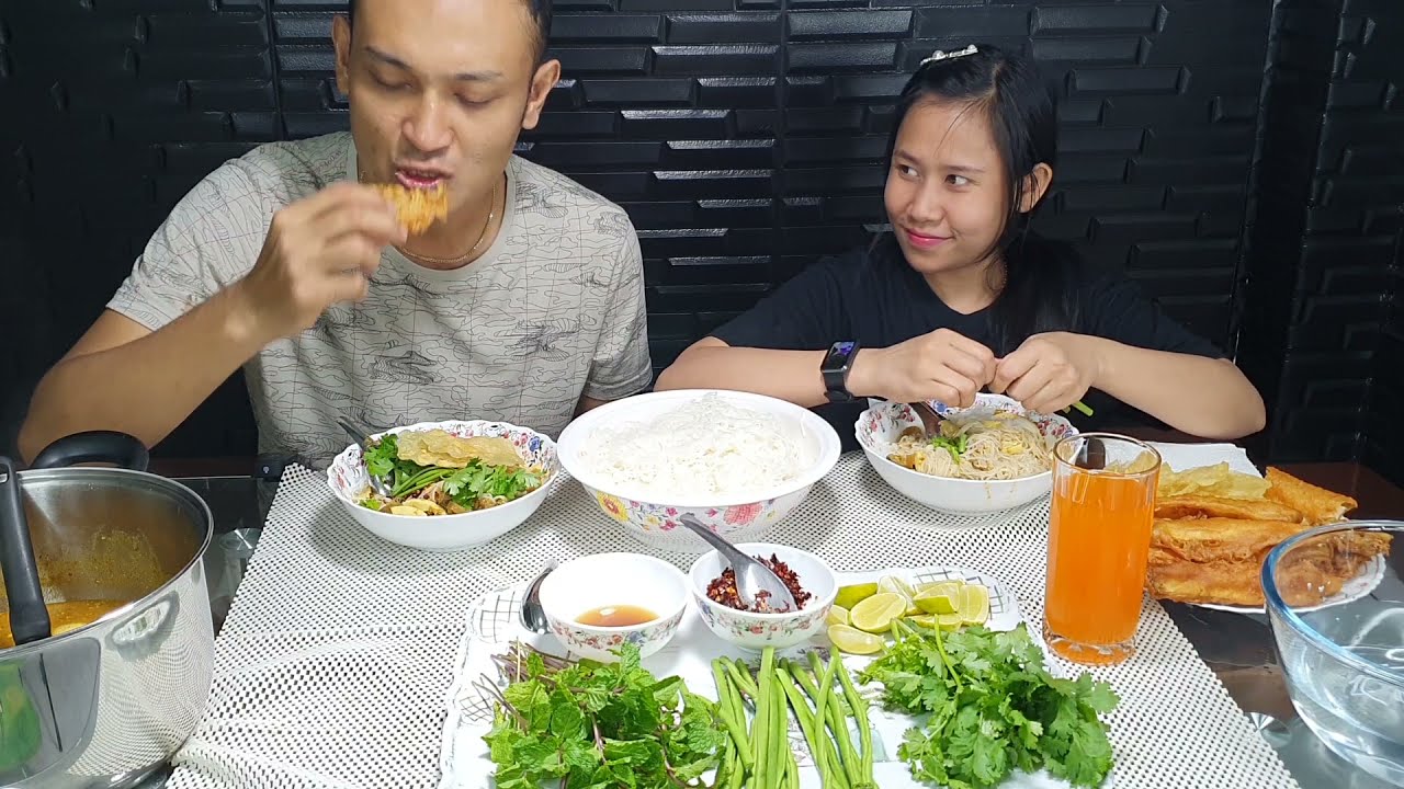 Mukbang Myanmar traditional food Mohinga..မြန်မာ့ရိုးရာ မုန့်ဟင်းခါး