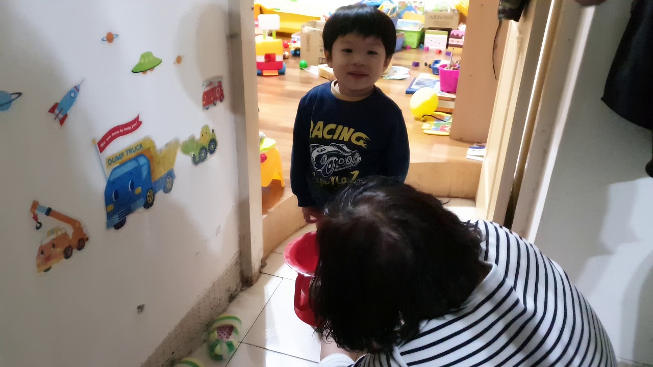 20200402辰辰一邊尿尿一邊講一堆話