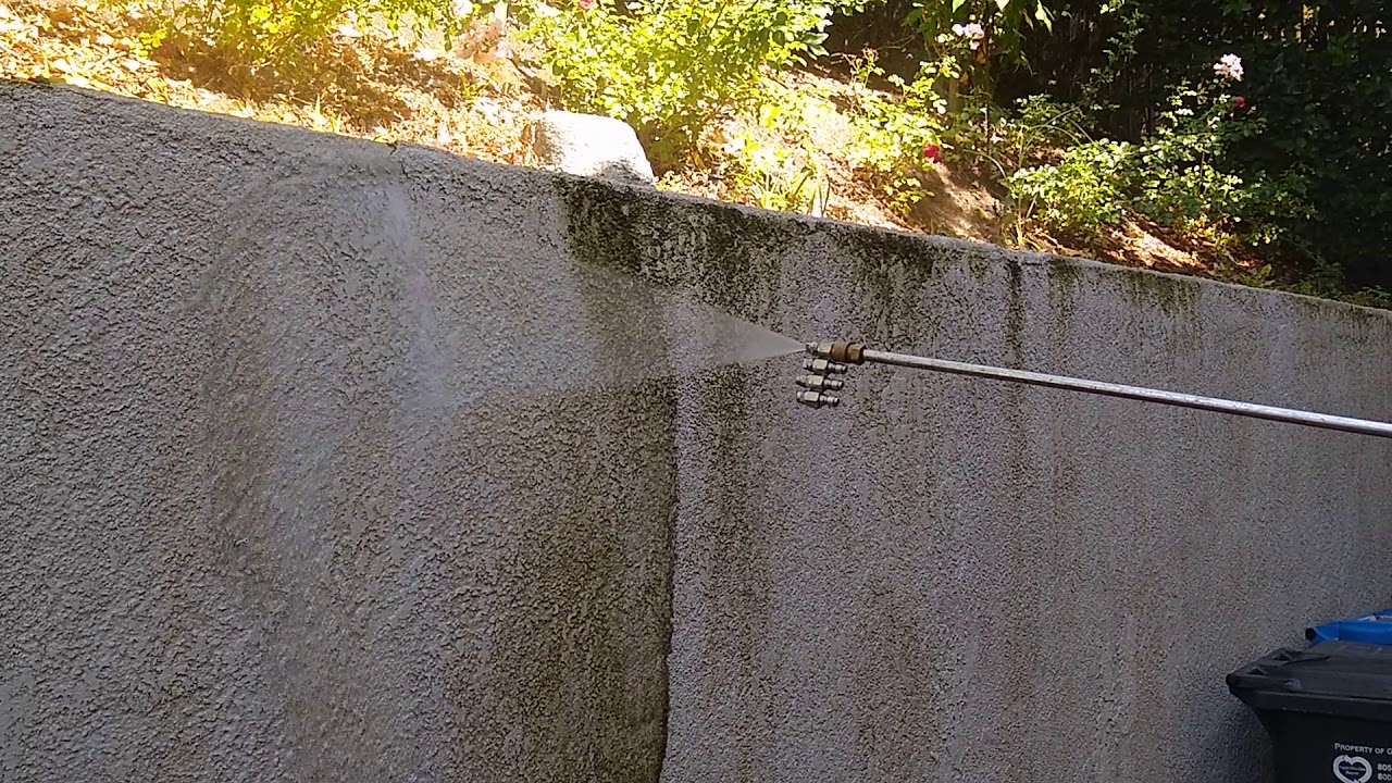 Power washing a dirty stucco wall. Pressure washing service Los Angeles