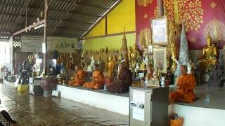 Монахи в храме большого Будды. Таиланд Пхукет.