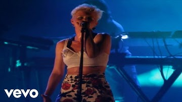 Robyn - Dancing On My Own (Live From The Trocadero)