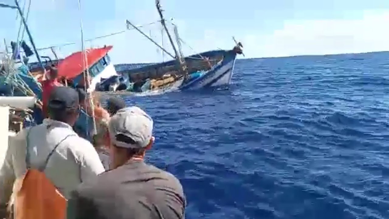 NAUFRÁGIO DE BARCO DE PESCA NAS PROFUNDEZAS DO MAR