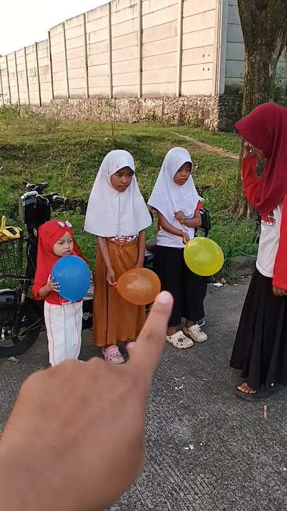 koq balon nya mau di peletusin dede ina malah kabur #shorts #trendingshorts