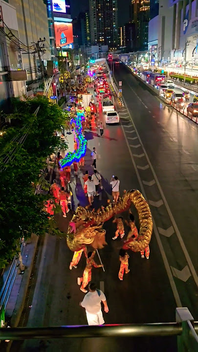 Barongsai naga emas
