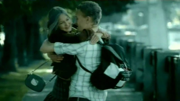 Rossiyadagi garajda qiz emmoqda (video)