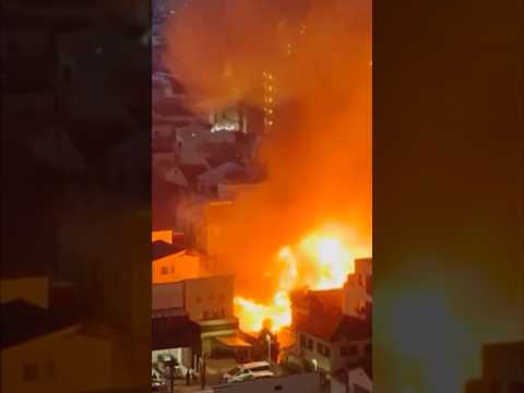 【大阪市で火災 住宅密集地で炎が上がる】 #火事 #消防車 #サイレン #煙 #shorts