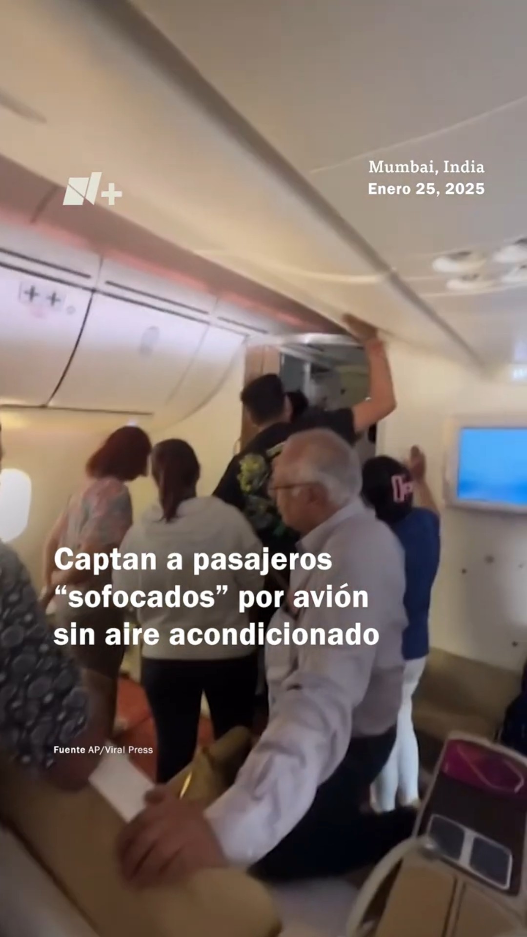 Pasajeros de avión sofocados por no haber aire acondicionado #nmas #shorts #india