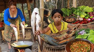 Big fresh fish crispy for dinner-Mother cooking big fish with mixed fresh vegetable eating delicious