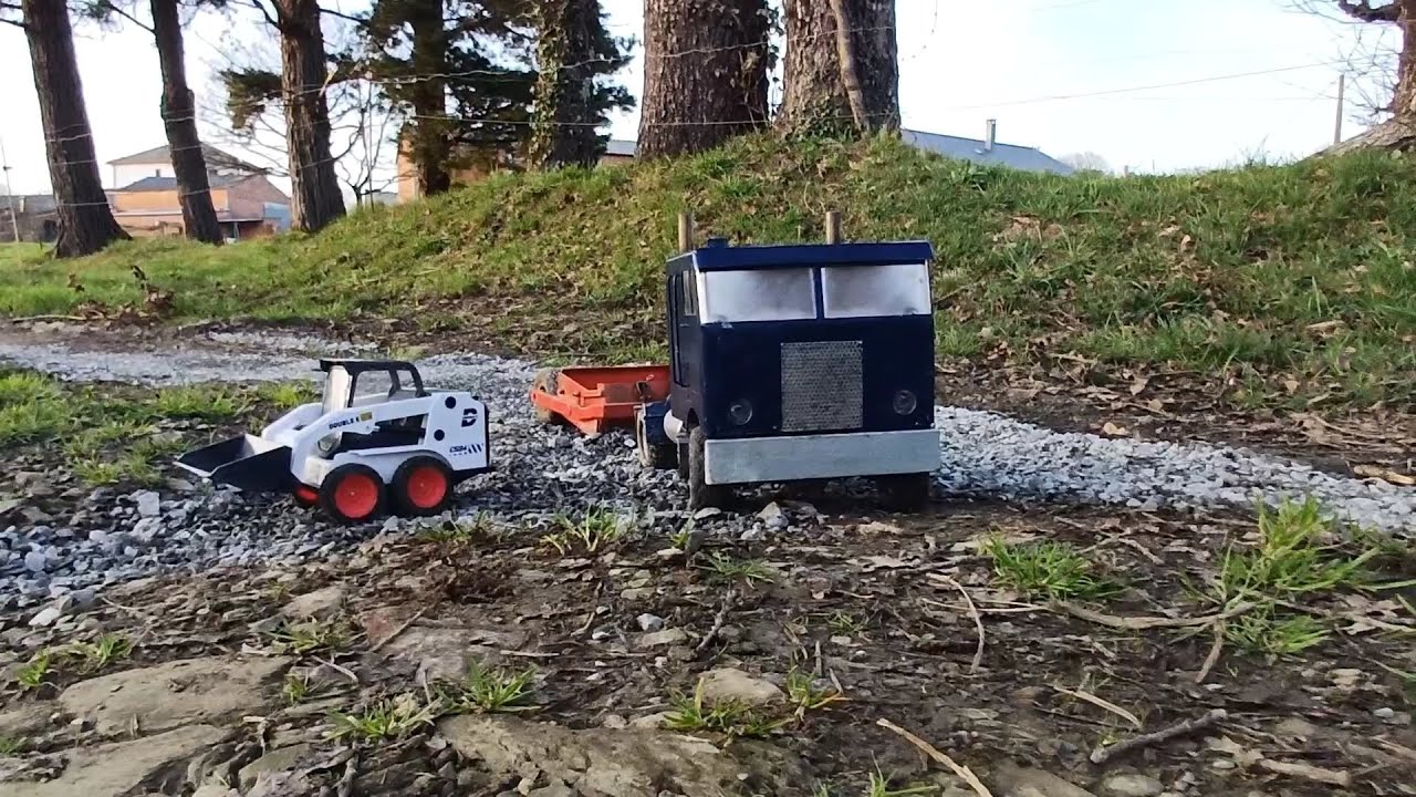 Tipping scraper, Skidsteer DoubleE E594 & Freightliner at work #scraper #skidsteer #freightliner