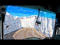 Route alpine de tateyama kurobe avec le vhicule unique  travers le couloir de neige