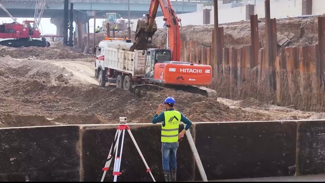 الكوادر الفنية والهندسية تستمر بأعمال تطوير تقاطع معسكر الرشيد مع سريع الدورة (مجمع المشن)،….