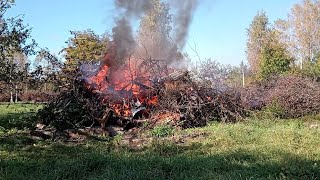 картинка: На хуторе в Беларуси осень, самая пора полить кусты