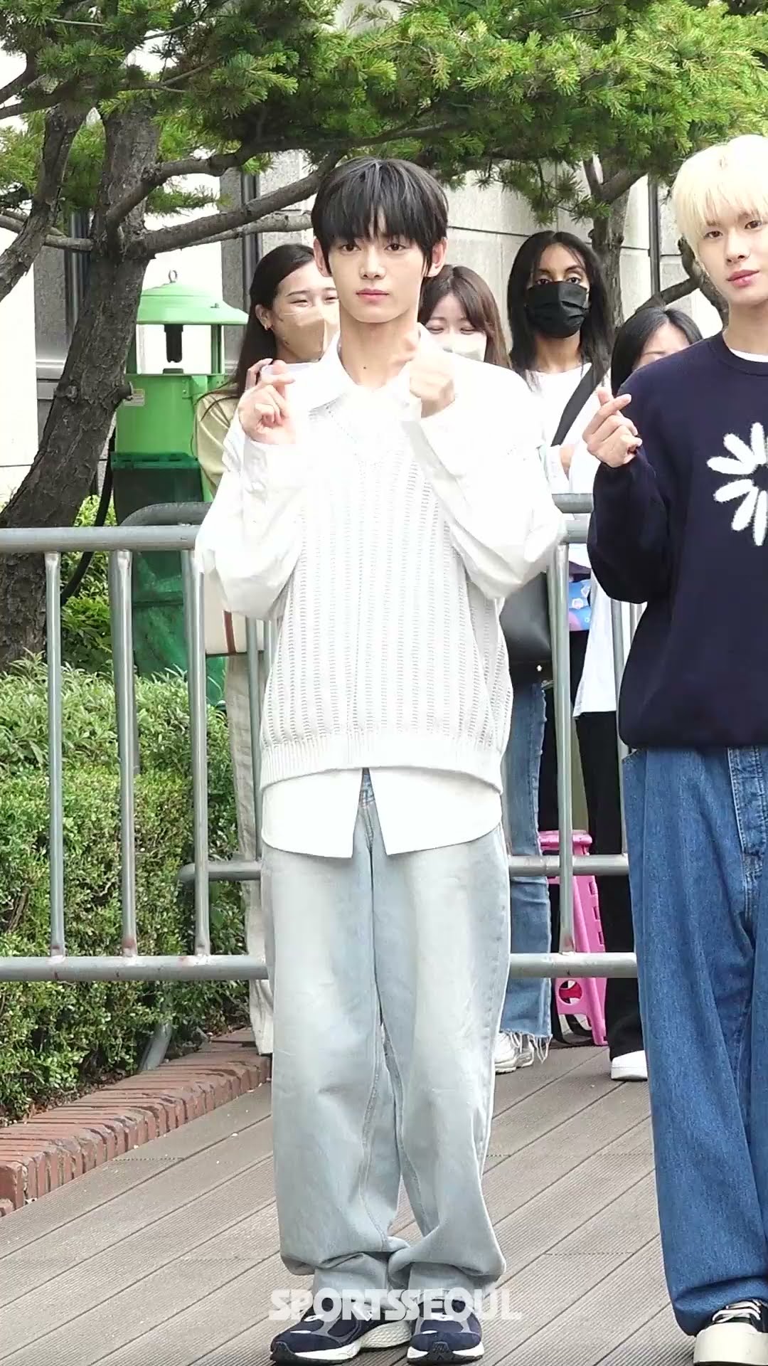 투어스 한진, 소년미 가득 '사슴 눈망울'