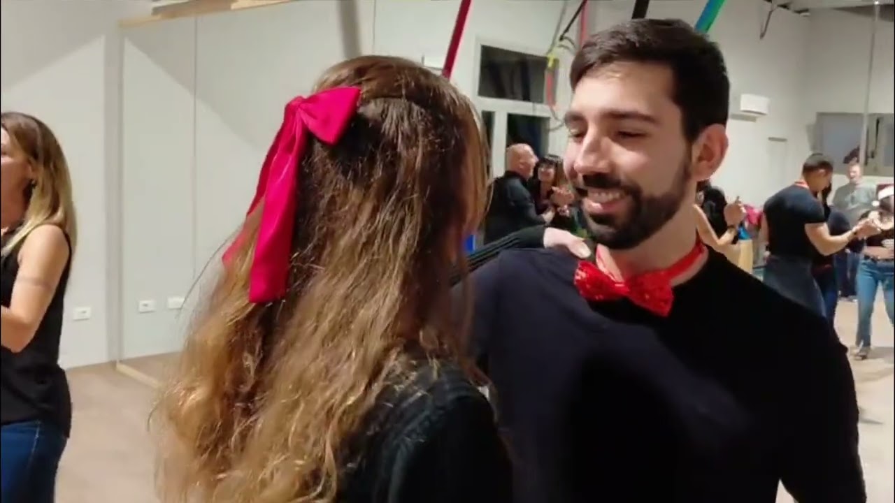 AUGURONI DI BUONE FESTE DA SALSA , BACHATA , KIZOMBA & HEELS MARA E MIRKO ACCADEMIA...DOOS,TRES...