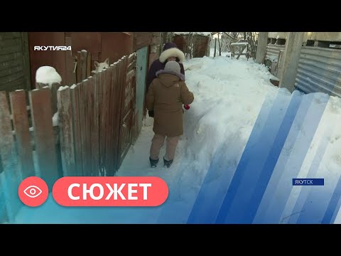 Жильцам аварийного дома в Якутске сбрасывают снег прямо на головы