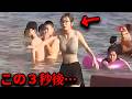 【心霊映像】「ガチで震えた...」海水浴場の風景に映る1人の女性の様子が明らかにオカシイ...