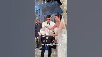 Tại sao họ lại đập dĩa trong đám cưới?