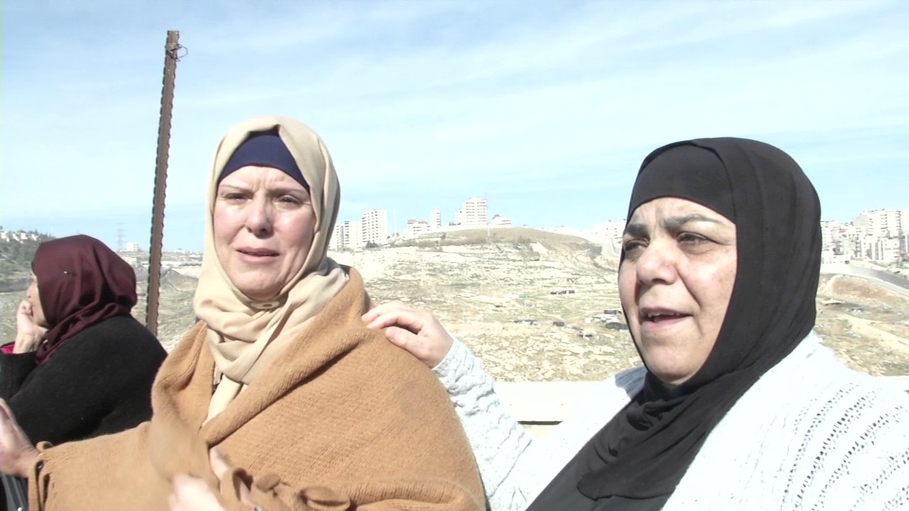 الإحتلال يجبر عائلة مقدسية على هدم بيتها ذاتيا في العيساوية 