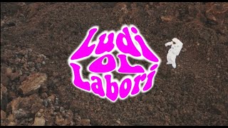 Ludi Ol Labori – 3 – Ne eniru la necesejon kun via poŝtelefono enmane!