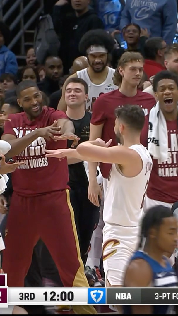 WILD SEQUENCE from Cavs as the 3RD-QTR concludes!