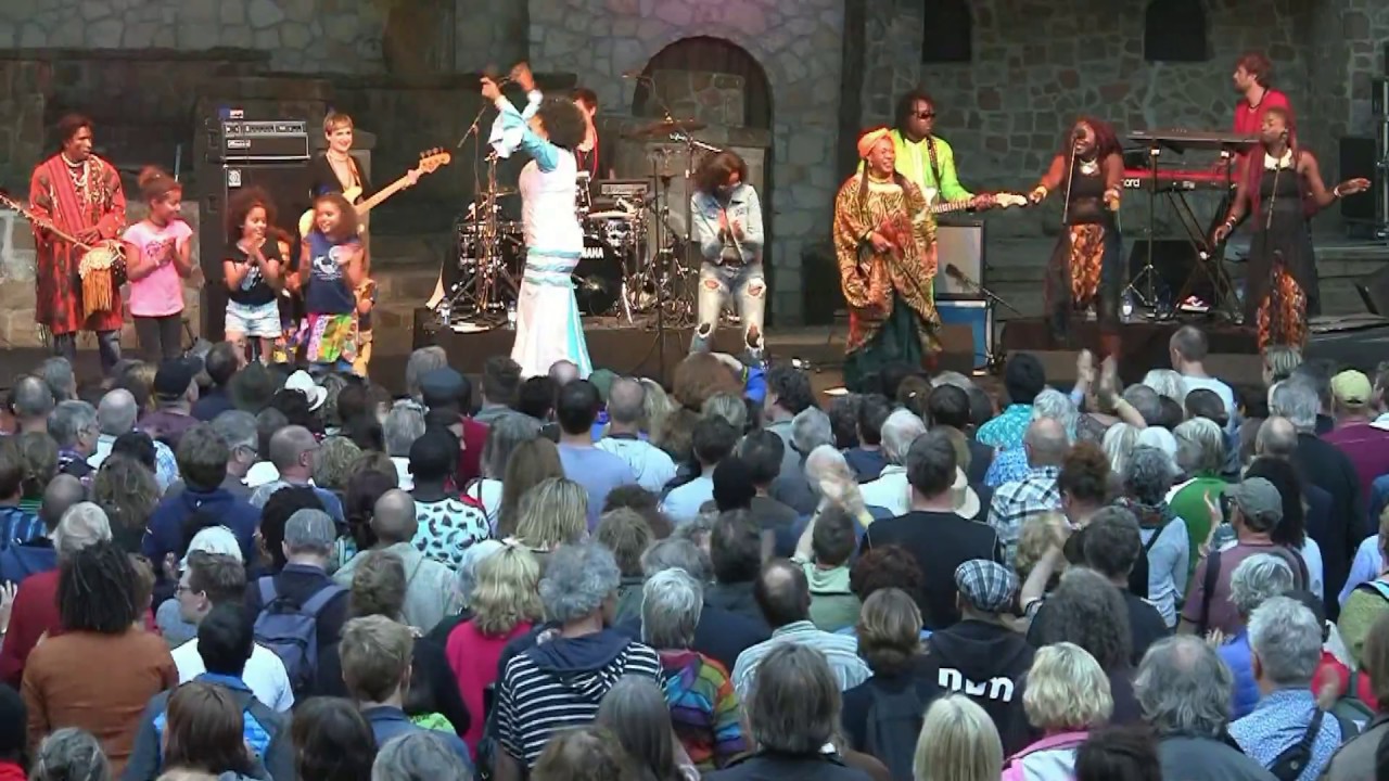 Oumou Sangaré - Fadjamou - LIVE at Afrikafestival Hertme 2017