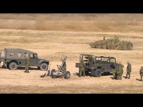 陸上自衛隊第１空挺団降下初め　模擬戦終了後退場する偽装車両
