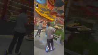 Restoran Futuristik: Antar Pesanan Sambil Melayang!”#Hoverboard #RestoranFuturistik #PelayanKeren