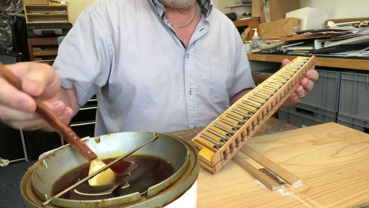 Montering af harmonika stemmer med voks 2.