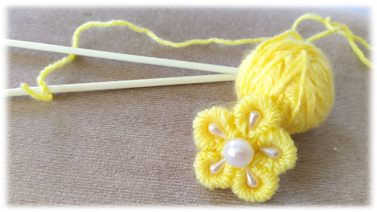 FLORES FEITAS COM AGULHAS DE TRICÔ E LÃ