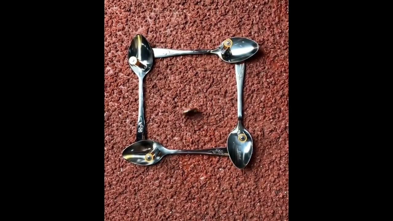 Ложки и батарейки монетка. 4 ложки 4 батарейки и монетка. Фокус с вилками и батарейками и монетой. Ложки и батарейки монетка. Фокус с вилками и батарейками.