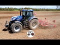 Une belle equipe avec le nouveau new holland t7 300 aux semis de mais en bretagne