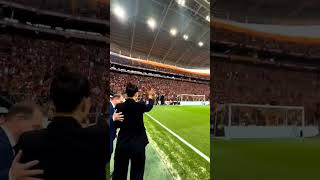 Wanda Nara İmza Töreninde Galatasaray Taraftarının  Tezahüratına Destek Veriyor #galatasaray