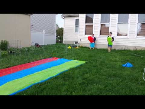 Diversión en el tobogán acuático Banzai Triple Racer.