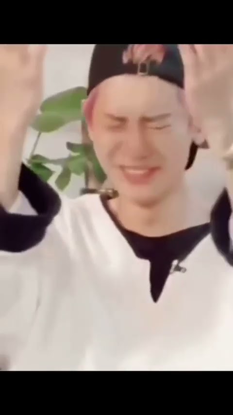 Do you know what #EXO Chanyeol does when he wants to hit but finds that there is a girl next to him