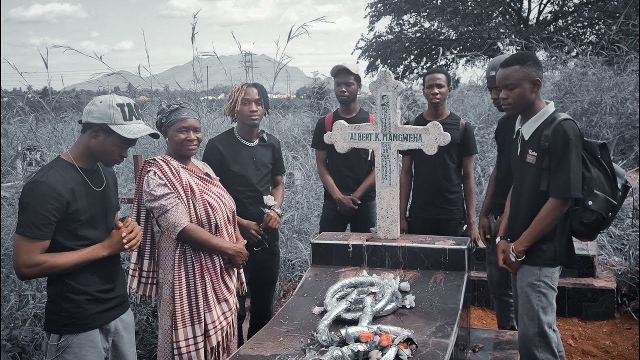 TAZAMA WIZZY MP ALIVYOTEMBELEA MAKABURI ALIPOZIKWA NGULI WA MZIKI WA HIPHOP ALBERT MANGWEHA