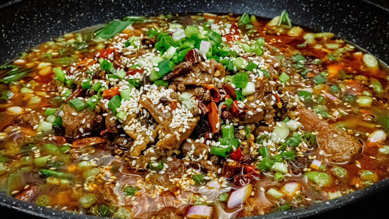 廣東話影片｜水煮牛肉｜極接近專業做法，味道追得上餐廳，其實不難做，跟住影片做，自己炒醬，醃好牛肉就可以了。(製作不太辣的麻辣醬和醃製牛肉，請看說明欄連接的影片。)