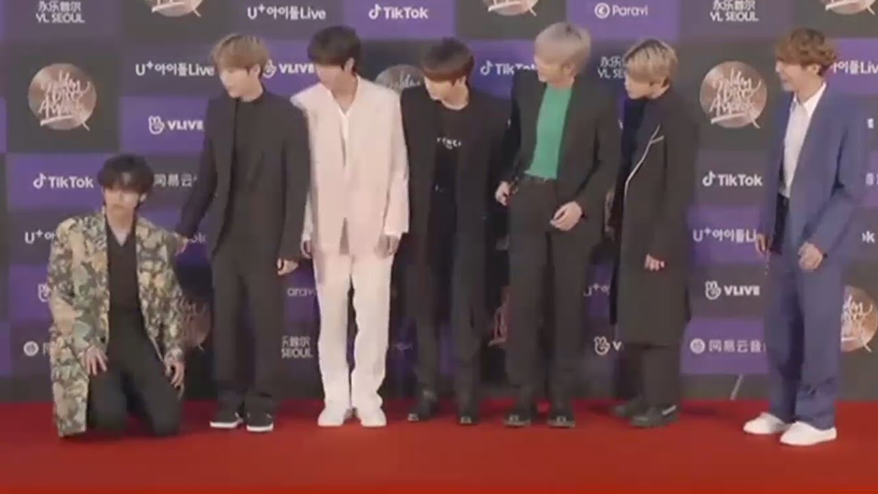 BTS' V fell at red carpet Golden Disc Awards 2020 - YouTube