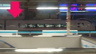 夜の御徒町駅を出発して常磐線特急ひたちE657系と併走する山手線内回りE231系の車窓