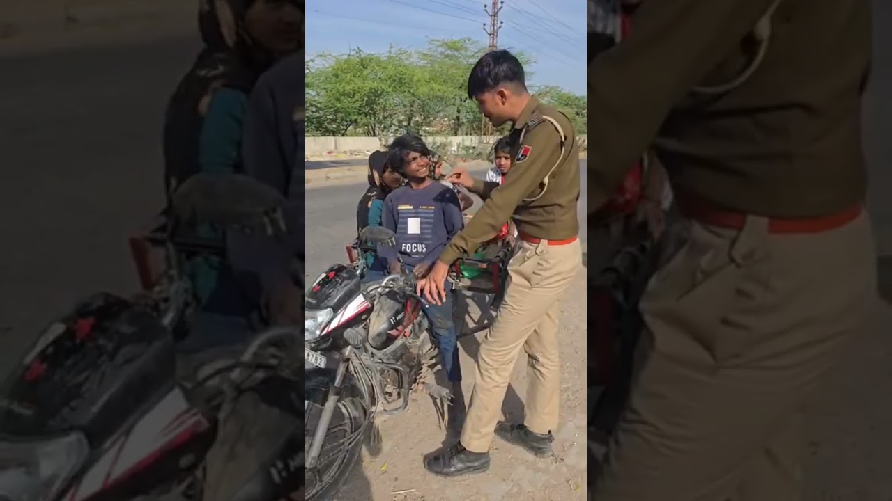 जीवन अनमोल है हमेशा हेलमेट का प्रयोग करें#foryou #traffic #youtubeshorts #help #tranding #viral #for