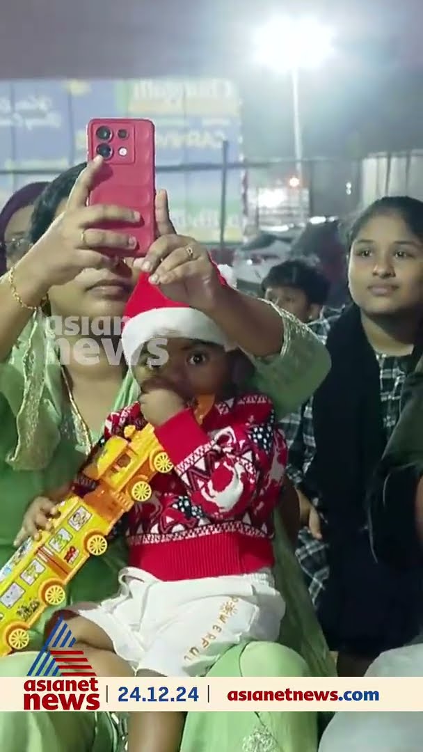കൗതുകമായി ക്രിസ്മസ് ട്രീയ്ക്കുള്ളിൽ നൃത്തം ചെയ്യുന്ന പാപ്പാമാർ