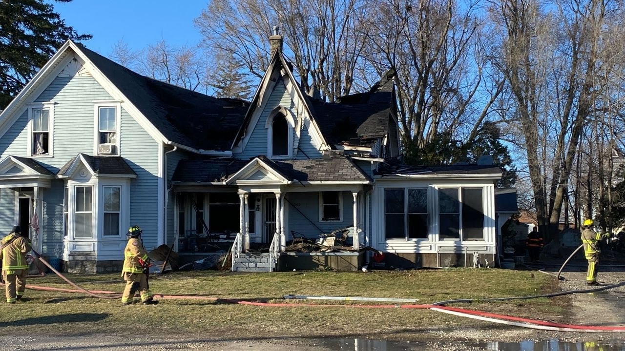 Crews battle house fire in Mediapolis, 2 dogs rescued from home ...