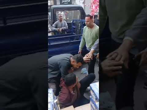 ضابط شرطة رئيس مباحث قوص سابقااسمه الملقب اعتدى على صاحب محل في نجع حمادي قنا لكن الصدمة اضرب 