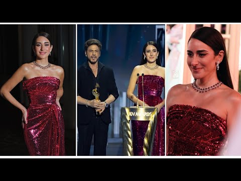 أمينة خليل تقف بجوار أسطورة بوليوود لحظة تسليم جائزة شاروخان تشعل Joy Awards 