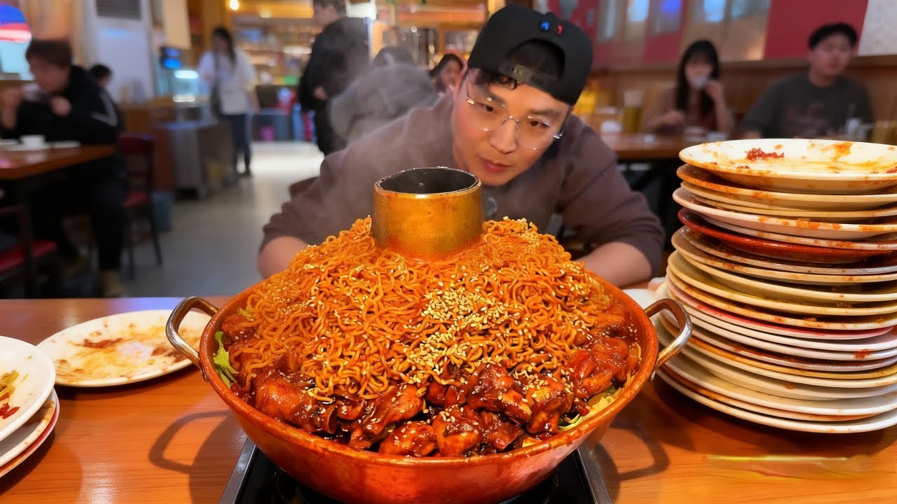 挑战 “面山级” 火锅鸡！大胃王朋朋怒吃 4 份大份，软烂脱骨香到停不下来～