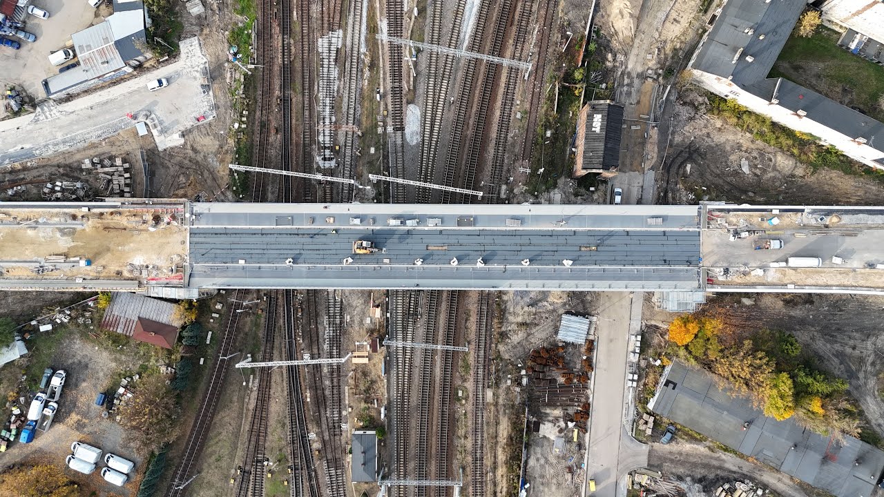 Wiadukt 23.10.25r. - ustawianie słupów pod ekrany akustyczne i asfaltowanie ścieżek. Film w 4K