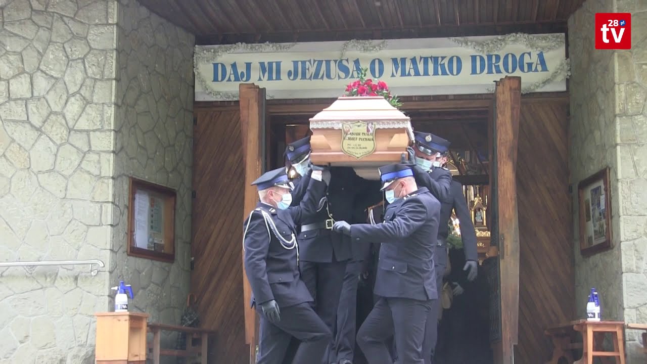 Pożegnanie ks. prałata Józefa Puchały. Na parafialnym cmentarzu, gdzie spoczął zagrali Jurkowianie
